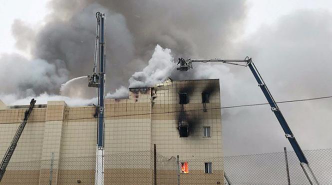 video dramatic s a aruncat de la fereastra sa scape de incendiu