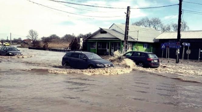 20 de localitati sunt afectate de inundatii pe patru drumuri restrictii de circulatie
