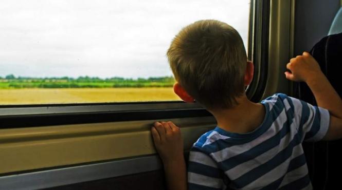 copiii mai mici de 5 ani vor putea calatori gratis cu trenul de pasti