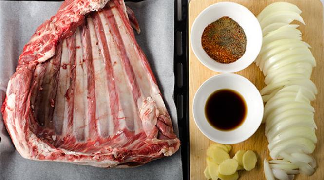 idei pentru masa de pasti friptura de miel cu salata de untisor