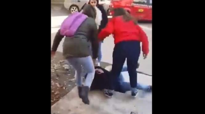 incredibil o eleva de liceu a fost batuta cu picioarele in plina strada de doua colege la baile herculane