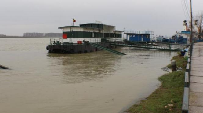 alerta la tulcea dunarea a inundat mai multe schele de acces pe pontoanele de pe faleza orasului