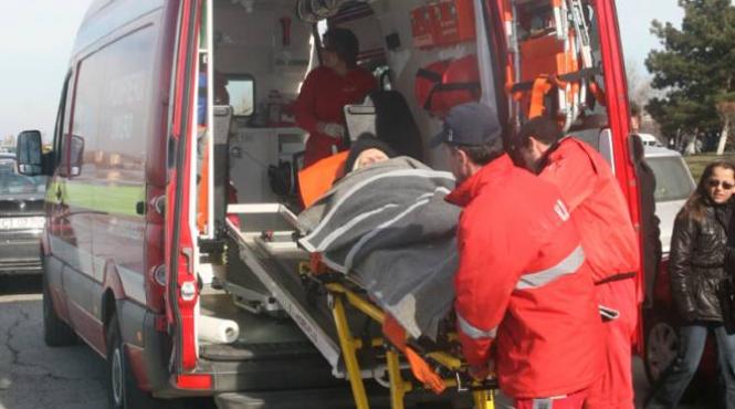 halucinant un barbat a ajuns in stare grava la spital dupa ce a incercat sa sparga un proiectil descoperit pe camp