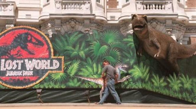 steven spielberg confirma ca jurassic world 3 va fi regizat de colin trevorrow