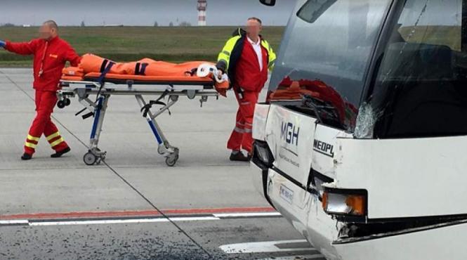 incident dramatic pe aeroportul din budapesta mai multi romani sunt raniti in urma ciocnirii intre doua microbuze