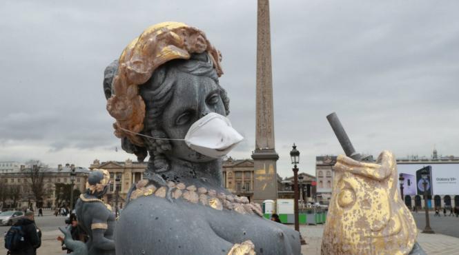 masti de protectie au fost puse pe gura statuilor pentru a denunta poluarea aerului in franta