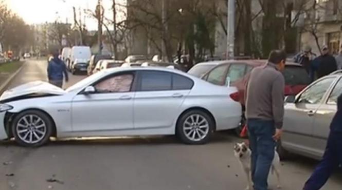 opt autoturisme au fost distruse de un sofer turc in capitala