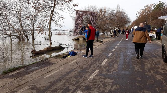 cu scrumbia in gura si dunarea la glezna