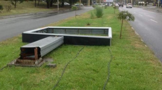 situatie incredibila un barbat a fost lovit de un panou publicitar pus la pamant de vant in mangalia