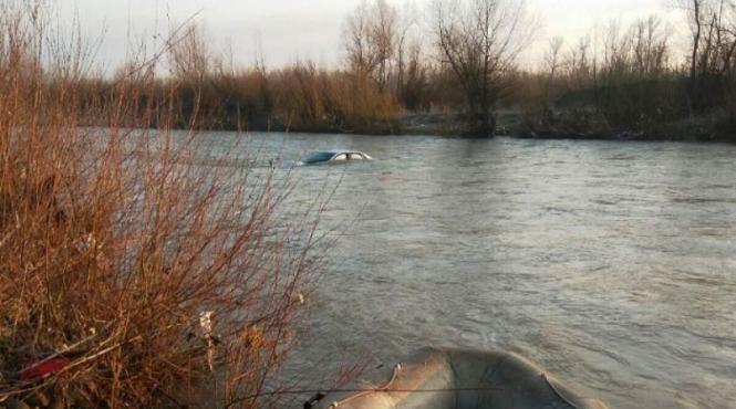 alerta in sighetu marmatiei o femeie s a rasturnat cu masina intr un rau