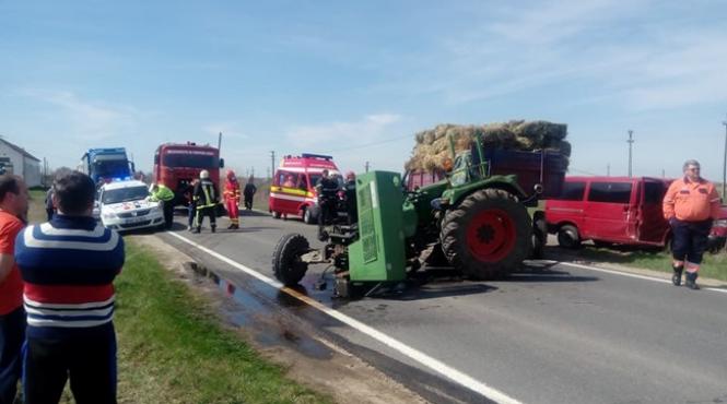 trei persoane au ajuns la spital dupa ce un microbuz a spulberat un tractor la sannicolau mare