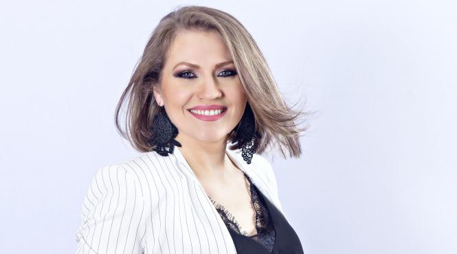 mirela vaida va interpreta rolul donnei in musicalul mamma mia