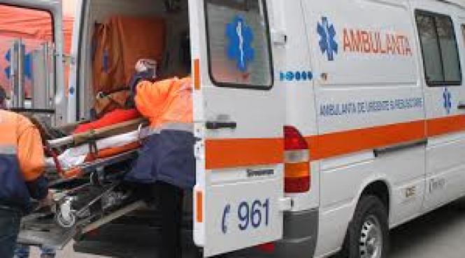 trei muncitori sunt in stare grava la spital dupa ce au fost loviti de un compactor de asfaltat strada