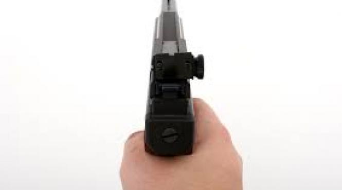 ipj mures o femeie retinuta dupa ce ar fi tras cu un pistol cu bile in fata unui club din sighisoara