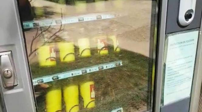 in curtea unei biserici din prahova credinciosii iau de la tonomat lumanari candele si tamaie