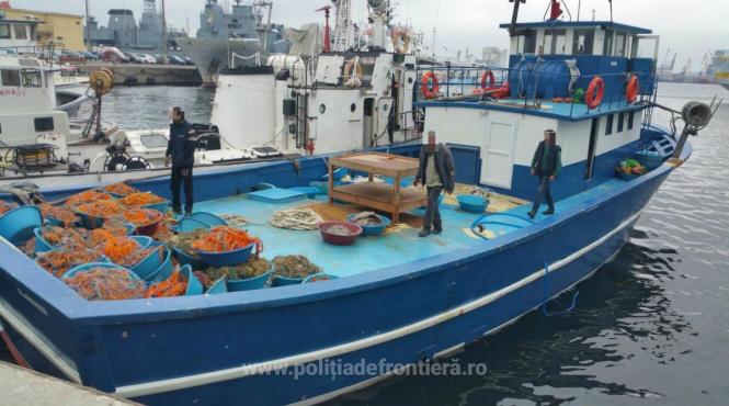 pescador turcesc urmarit cu focuri de arma de politia de frontiera