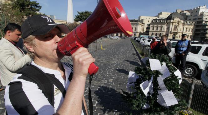 protest rezist cu brad de paste in fata ministerului de interne