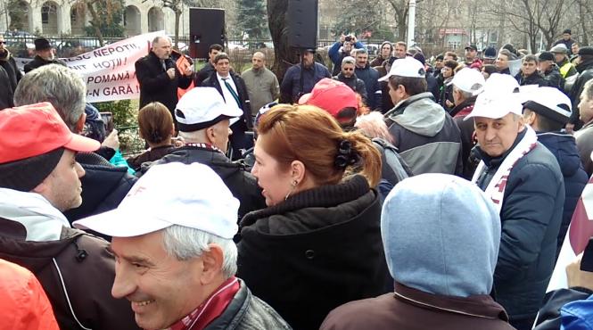 cateva zeci de ceferisti picheteaza ministerul transporturilor