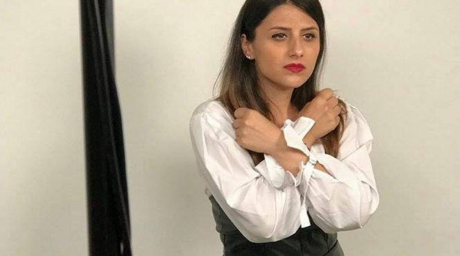 studenta care traduce muzica pentru surdo muti