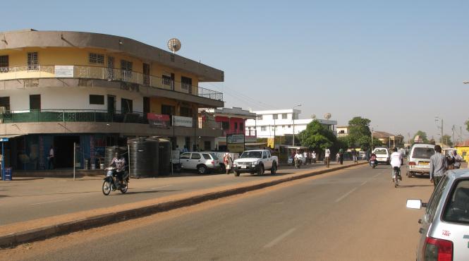 in ghana plasticul reciclat este utilizat la amenajarea de drumuri si trotuare