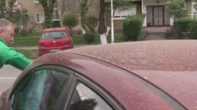 fenomen meteo neobisnuit in hunedoara in mai multe orase a plouat cu un praf de nuanta aurie