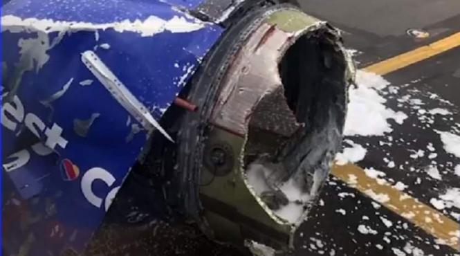 clipe de groaza la bordul unui avion dupa ce un motor a explodat