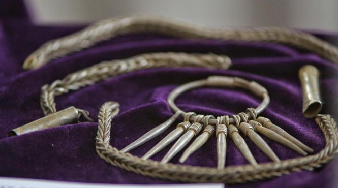 galerie foto muzeul national de istorie prezinta 473 de monede si 18 podoabe dacice din argint recuperate din austria