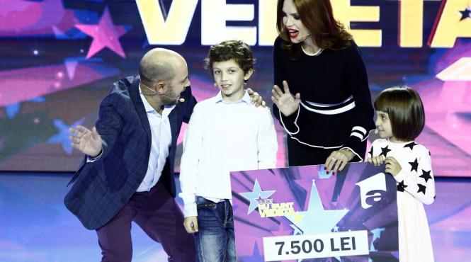cristina spatar si copiii ei aida si albert au donat cei 7 500 de lei castigati la aici eu sunt vedeta unui baietel nevazator