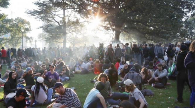 sute de canadieni au profitat de ziua asa numita 4 20 pentru a fuma un joint inainte de legalizarea canabisului