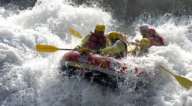 un barbat de 42 de ani a murit in urma unui accident grav petrecut la concurs de rafting de pe defileul jiului