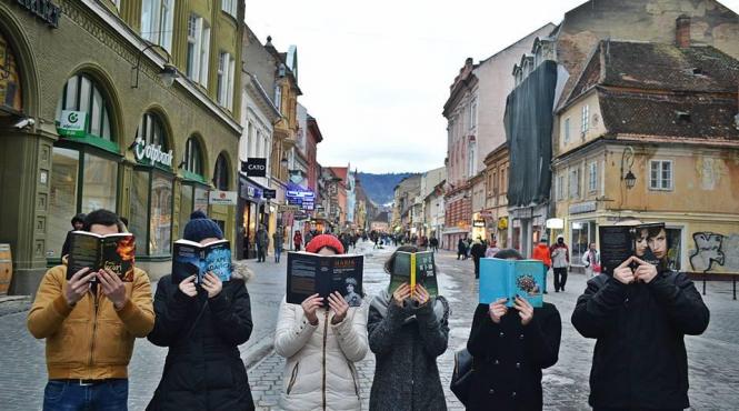 lant uman de cartea recordurilor la brasov unde fiecare participant a citit o fraza din romanul descult