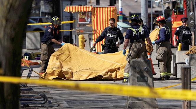 zece morti 15 raniti dupa ce o camioneta a intrat intre pietoni la toronto