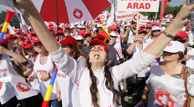 mii de sindicalisti din sanatate isi striga nemultumirile in fata guvernului
