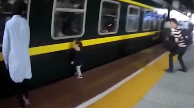 video o fetita a cazut in spatiul dintre peron si tren in china