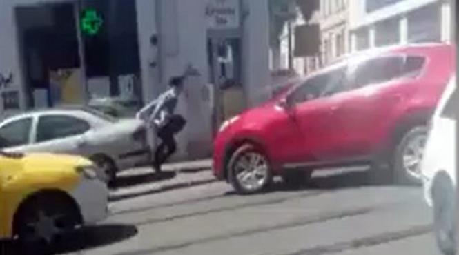 video soferul care a impins un pieton cu masina anchetat pentru tentativa de omor