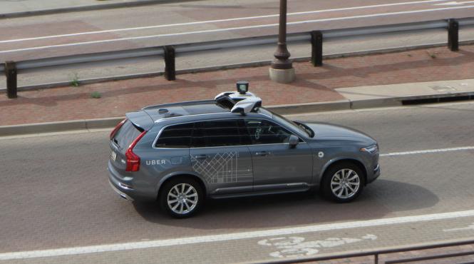 o masina uber aflata pe pilot automat a detectat un pieton care traversa insa nu a oprit