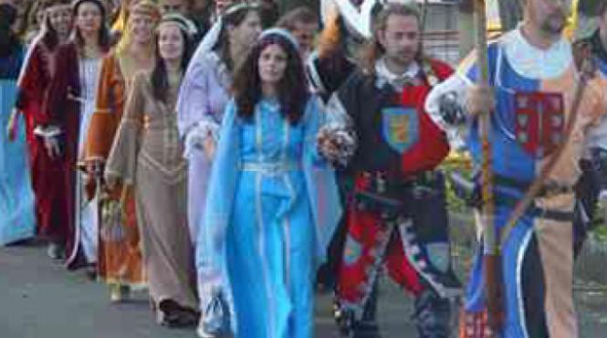 cavalerii si domnitele din garda cetatii deva vor defila pentru turisti