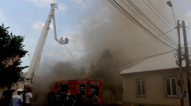 galerie foto incendiu puternic in sectorul 2 al capitalei o persoana are arsuri pe 40 din suprafata corpului