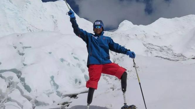 un alpinist cu ambele picioare amputate a reusit sa urce pe muntele everest