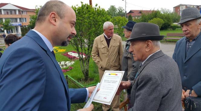 diplome aniversare oferite veteranilor de razboi la aniversarea a 82 de ani de la deschiderea muzeului satului