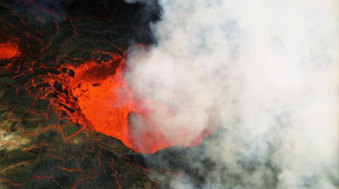 video situatia din hawaii tot mai periculoasa vulcanul kilauea arunca in aer roci balistice