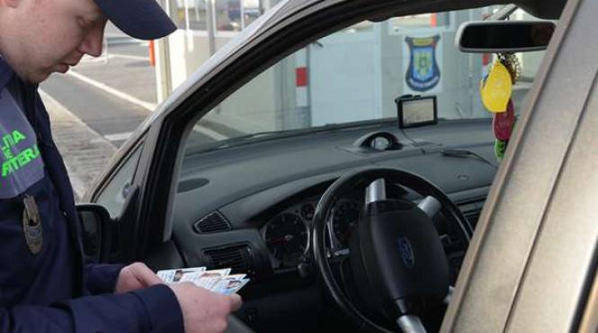 tanara vietnameza depistata la frontiera cu documentele altei persoane