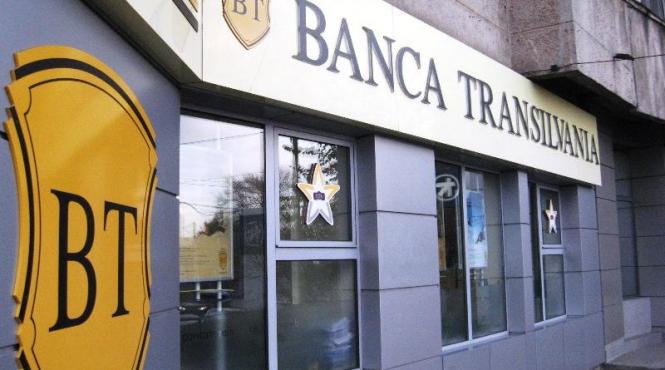 incredibil doi hoti din baia mare au furat bani dintr o banca amenintand un angajat