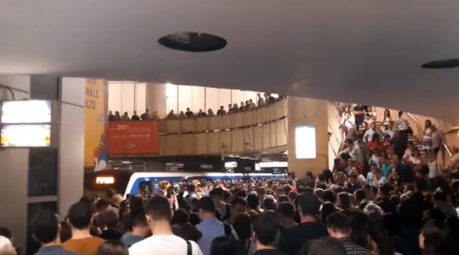 video aglomeratie incredibila in statia de metrou victoriei