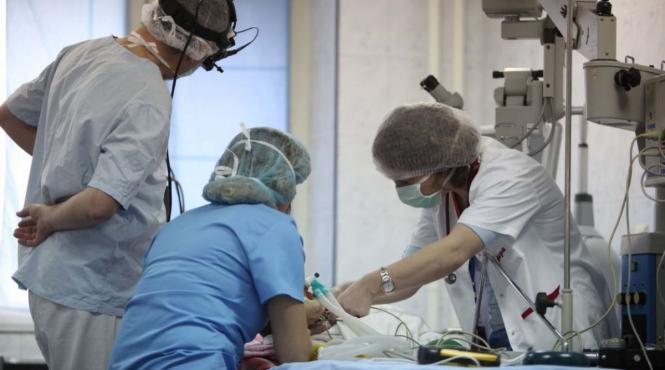 medicii incearca sa salveze viata unei fetite cu o tumora gigant printr o metoda noua in romania