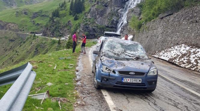 doua vehicule au fost surprinse de o avalansa pe transfagarasan o femeie a fost ranita