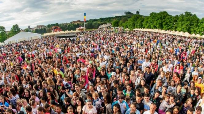 trupe din romania si finlanda pe campia libertatii la blaj alive