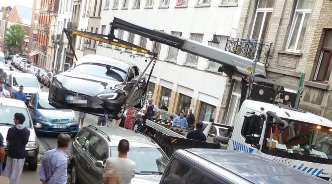 accident neobisnuit intre o tesla si o dacia logan