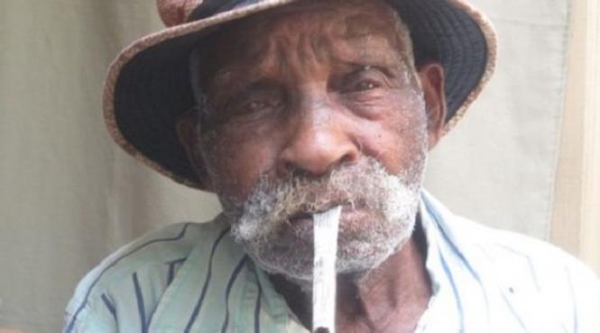 la 104 ani cel mai batran barbat din lume doreste sa renunte la fumat