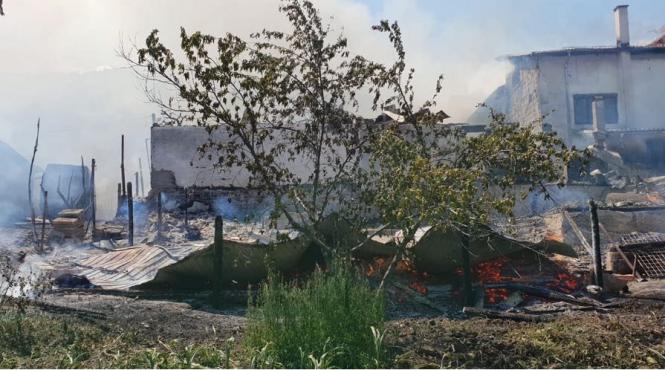 vrancea incendiu la patru case din localitatea tulnici pompierii au stins flacarile